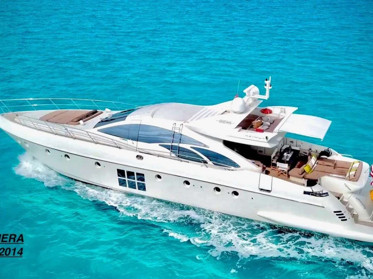 Hire Luxury Yacht Azimut with a boat licence