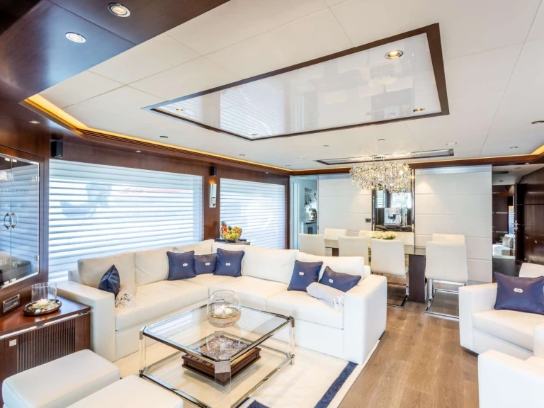 Hire Luxury Yacht Horizon with a boat licence