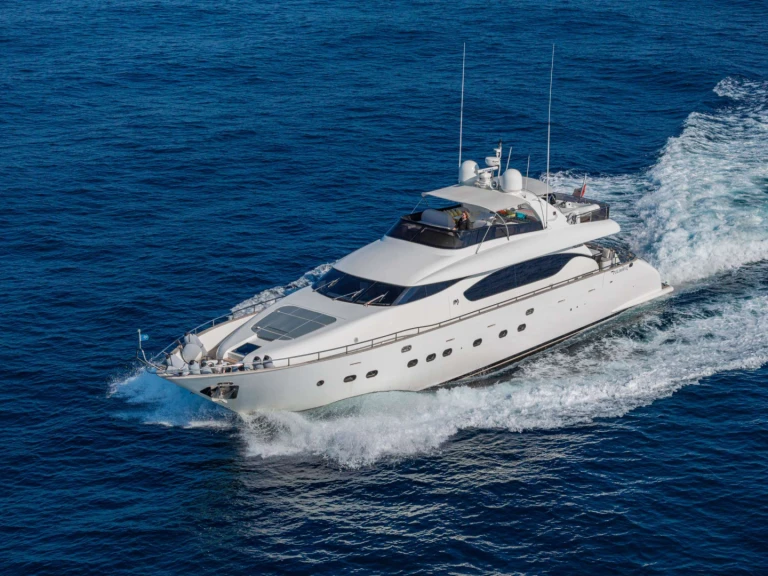 Hire Luxury Yacht Maiora with a boat licence