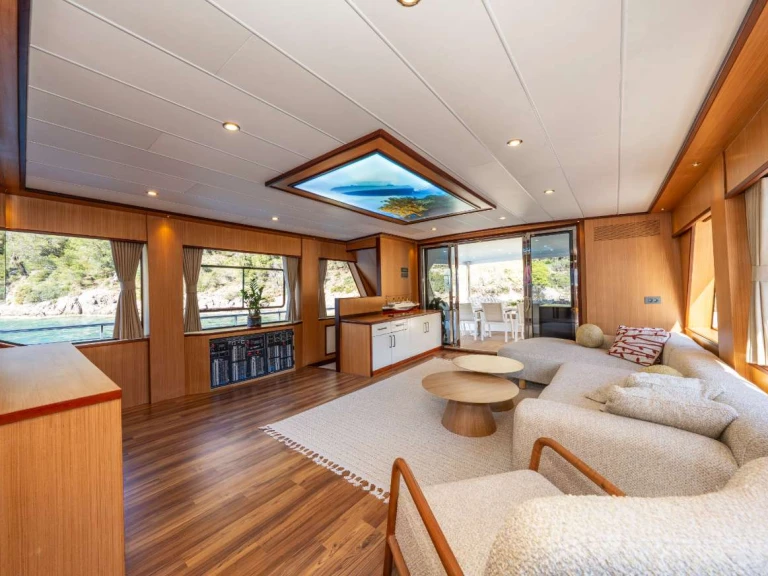 Hire Luxury Yacht  with a boat licence