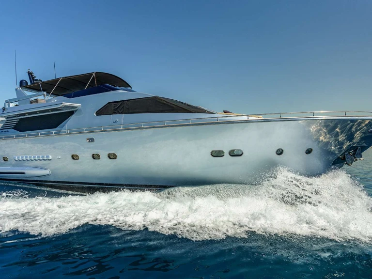 Hire Luxury Yacht italversil with a boat licence