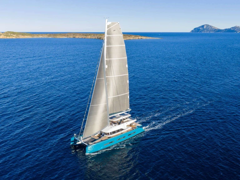 Hire Luxury Yacht Lagoon with a boat licence