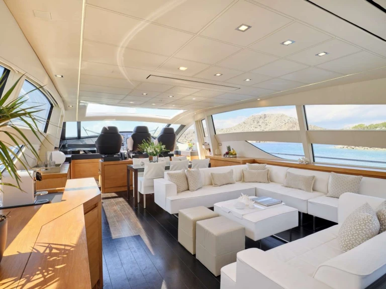 Hire Luxury Yacht Pershing with a boat licence