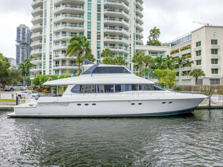 Hire Luxury Yacht Lazzara with a boat licence