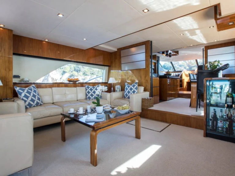 Hire Luxury Yacht with or without skipper Fairline-Squadron Antibes