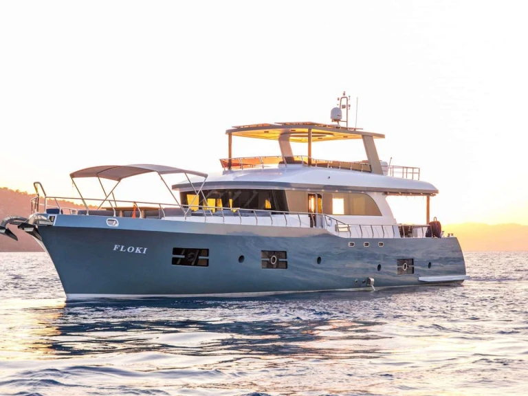 Hire Luxury Yacht Custom with a boat licence