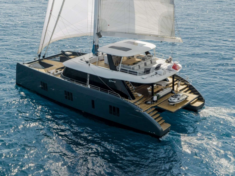 Hire Luxury Yacht Sunreef with a boat licence
