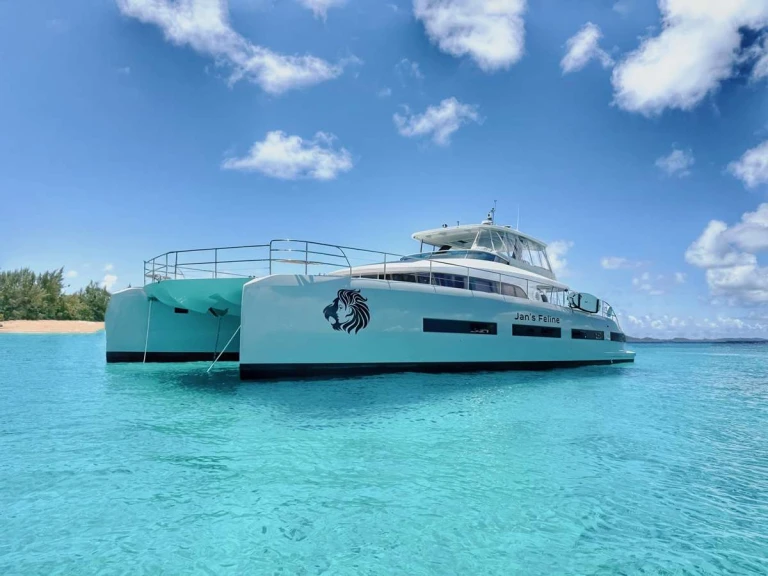 Hire Luxury Yacht Lagoon with a boat licence