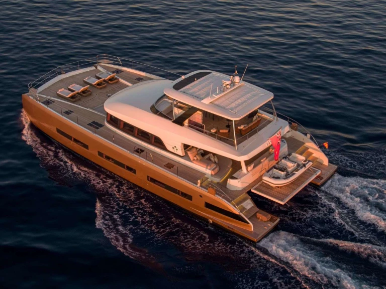 Hire Luxury Yacht Lagoon with a boat licence