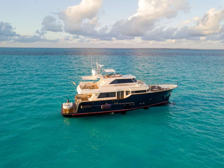 Hire Luxury Yacht with or without skipper Mochi Bahamas