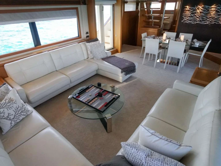 Hire Luxury Yacht Mochi with a boat licence