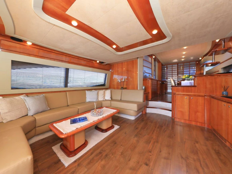 Yacht hire Athens cheap LUNA ROSSA