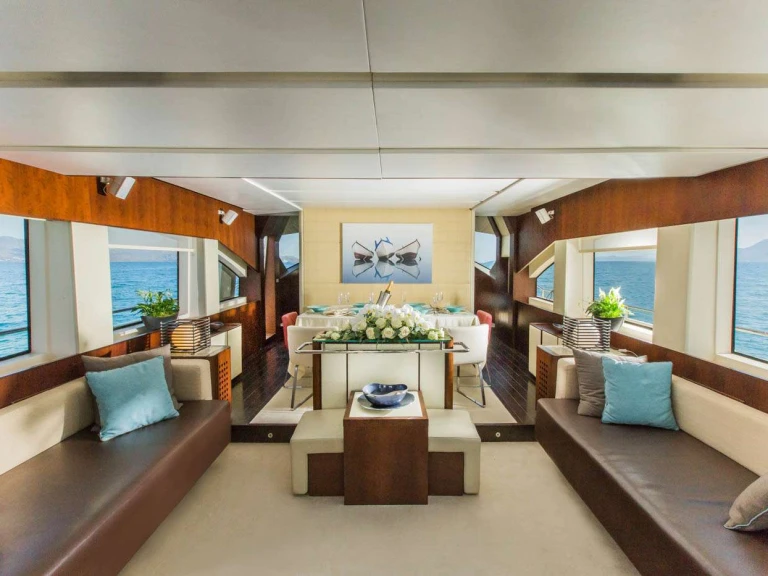 Hire Luxury Yacht Aicon with a boat licence
