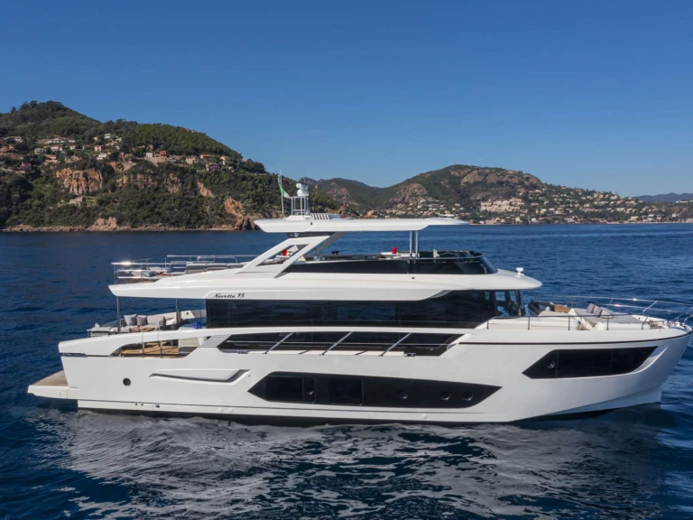 Hire Luxury Yacht Absolute with a boat licence