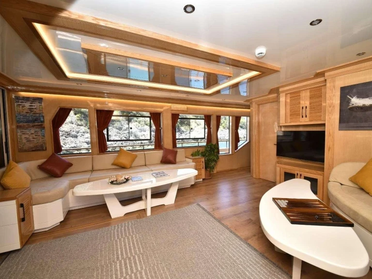 Luxury Yacht hire in Greece - Custom Compass