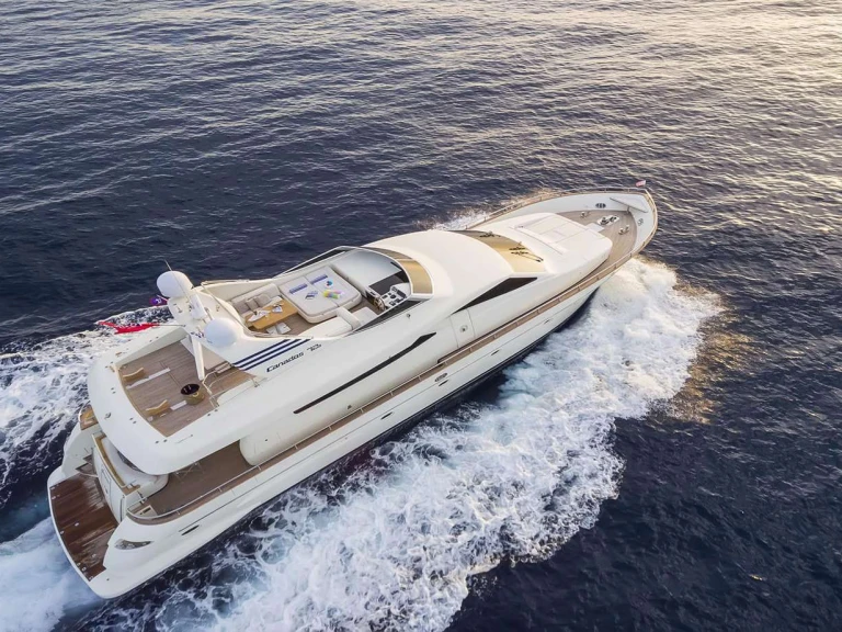 Hire Luxury Yacht Canados with a boat licence