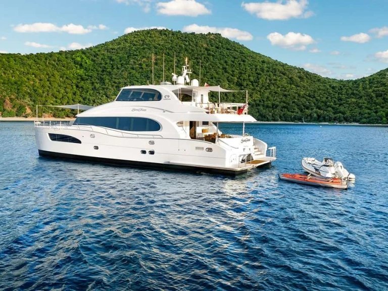 Hire Luxury Yacht Horizon with a boat licence