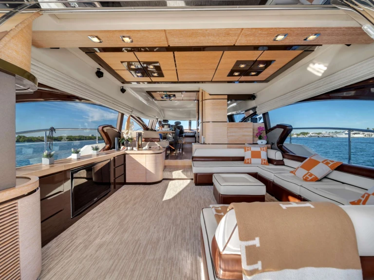 Luxury Yacht to hire Sunny Isles Beach (City) at the best price