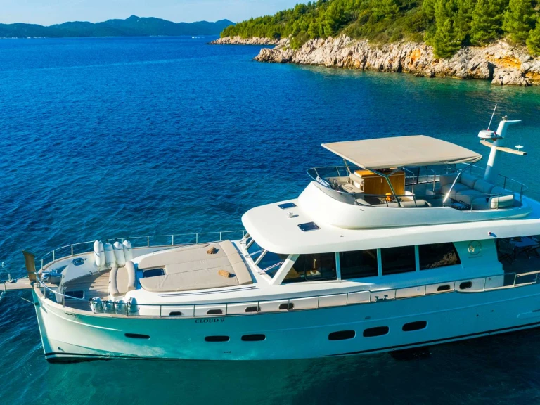 Hire Luxury Yacht Menorquin with a boat licence
