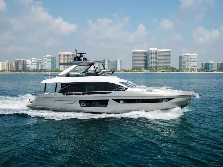 Charter a Azimut Spysea in Miami on Samboat