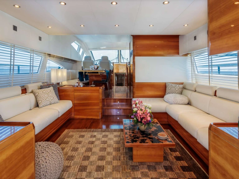 Hire Luxury Yacht Aicon with a boat licence