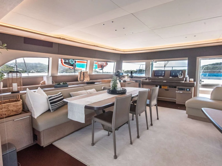 Hire Luxury Yacht Lagoon with a boat licence