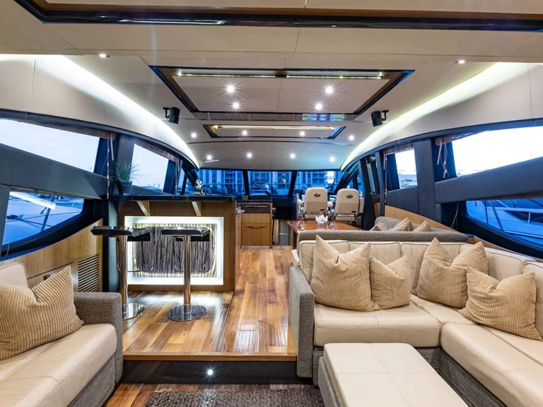 Hire Luxury Yacht Sea Ray with a boat licence