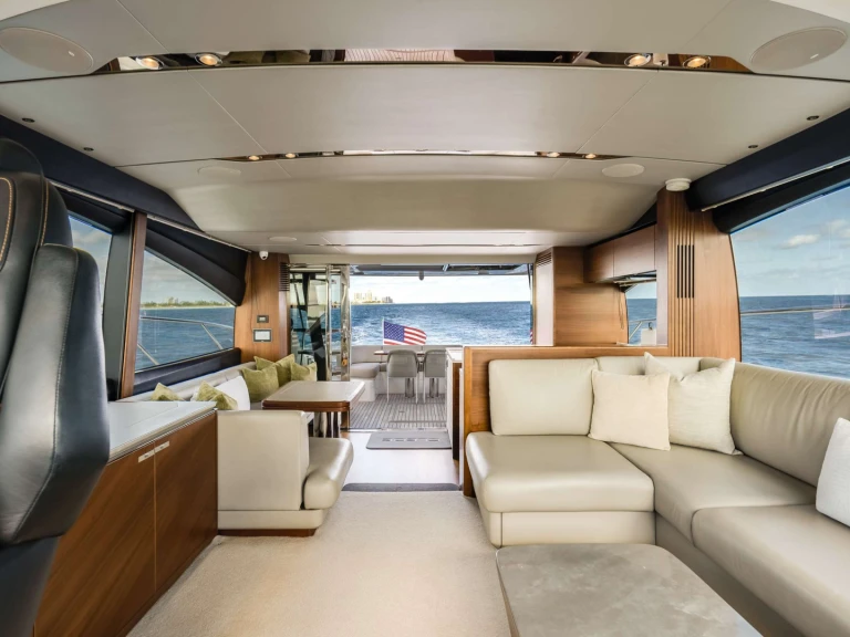 Luxury Yacht to hire Sag Harbor Cove at the best price