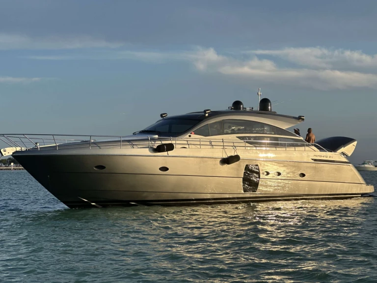 Luxury Yacht hire in Miami - Pershing Wind