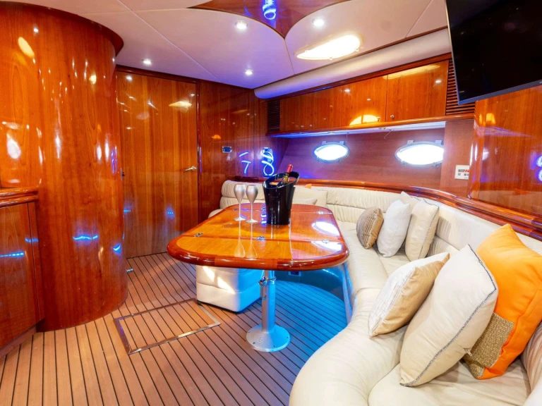 Luxury Yacht to hire Bimini at the best price