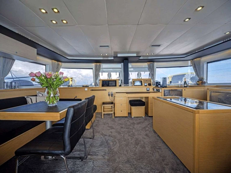 Hire Luxury Yacht Lagoon with a boat licence