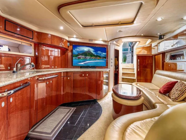 Luxury Yacht hire in Miami - Sea Ray indulgence 24/7