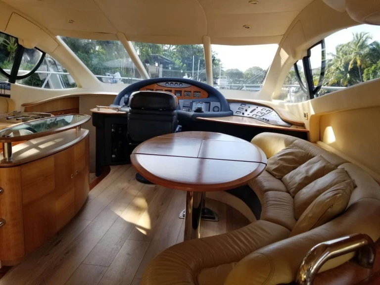 Hire Luxury Yacht with or without skipper Azimut Miami Beach
