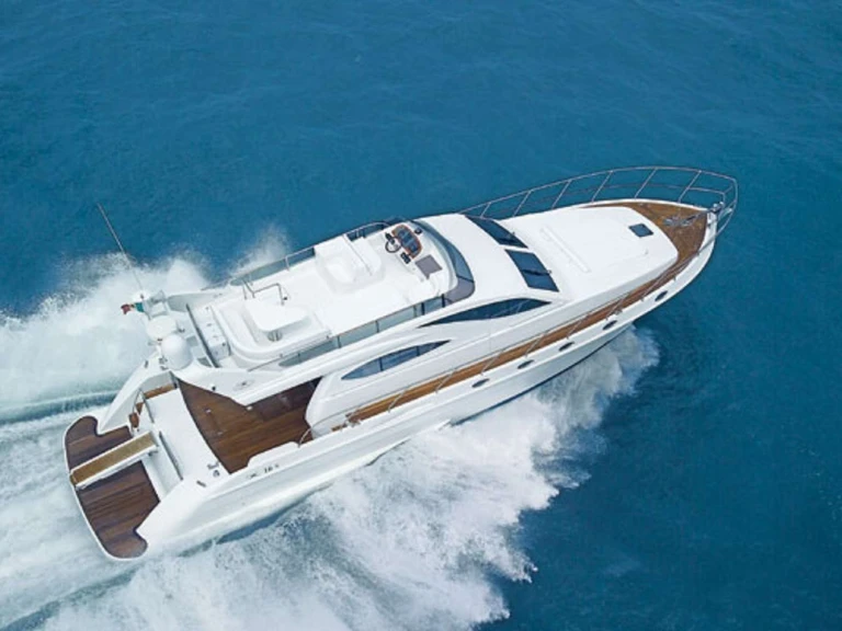 Hire Luxury Yacht  with a boat licence