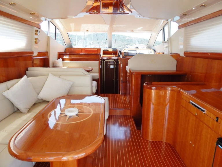 Luxury Yacht to hire Cannigione at the best price