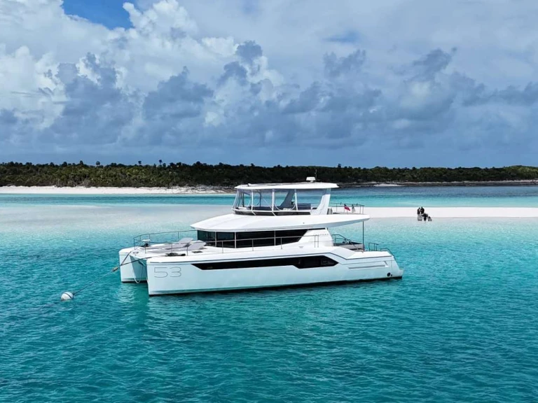 Luxury Yacht to hire Paradise Island at the best price