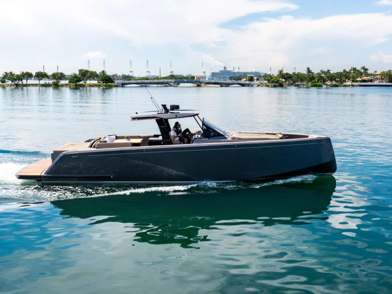 Hire Luxury Yacht Pardo Yachts with a boat licence
