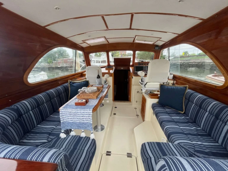 Hire Luxury Yacht Hinckley with a boat licence