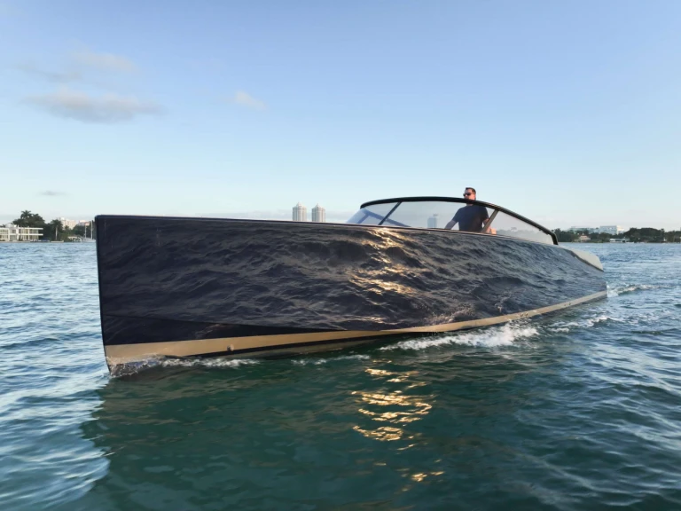 Luxury Yacht to hire Miami at the best price