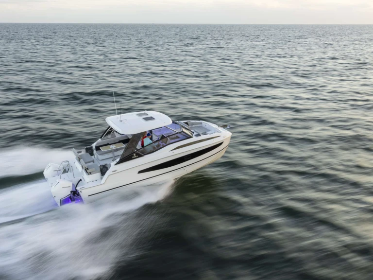 Hire Luxury Yacht with or without skipper Aquila Port Fréjus