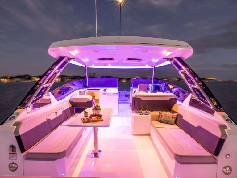 Luxury Yacht to hire Port Fréjus at the best price