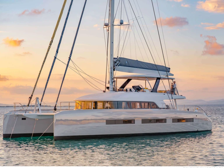 Hire Catamaran Lagoon with a boat licence