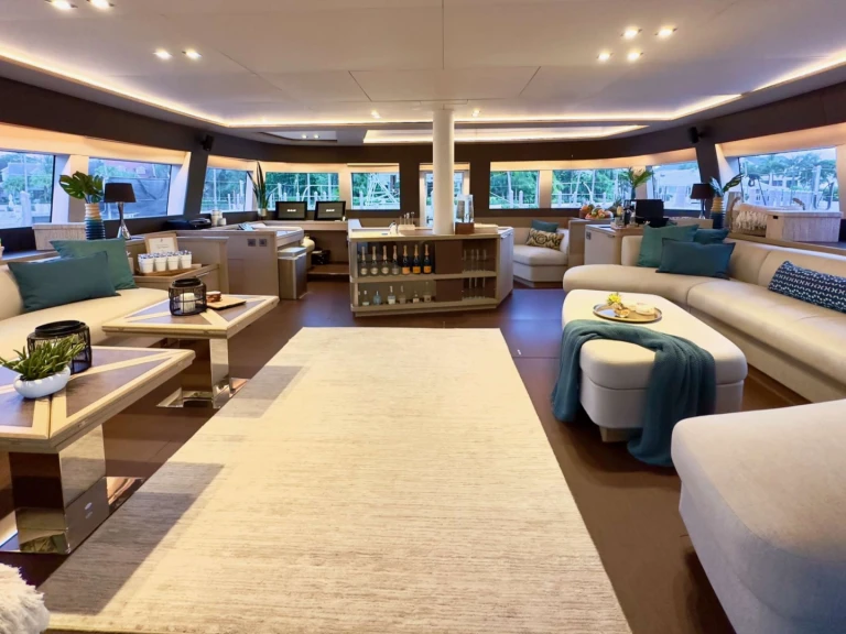 Hire Luxury Yacht Lagoon with a boat licence