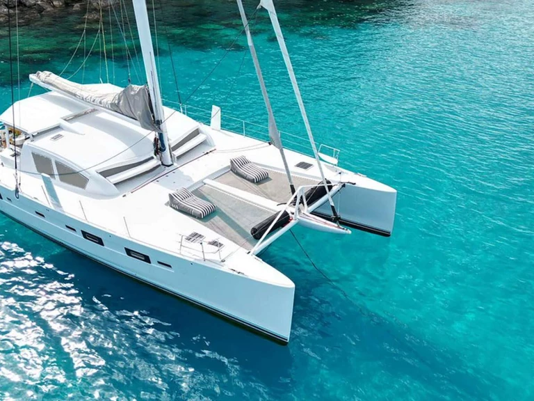 Hire Luxury Yacht Catana with a boat licence