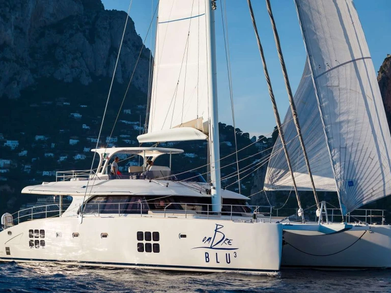 Hire Luxury Yacht Sunreef with a boat licence