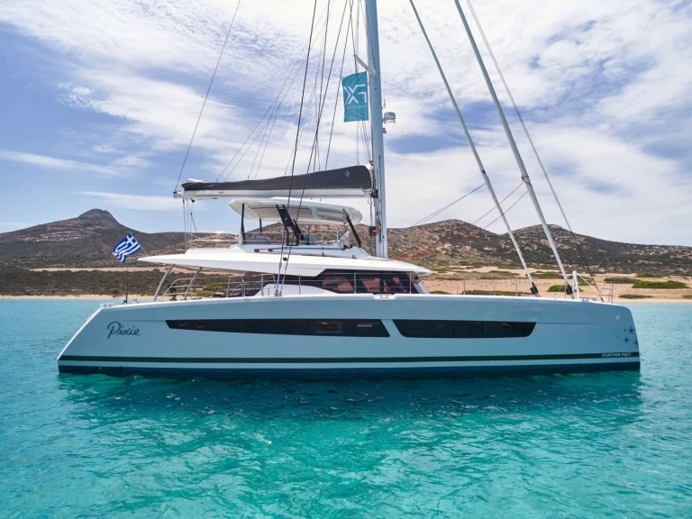 Luxury Yacht to hire Néa Péramos at the best price