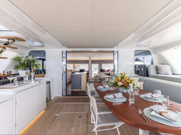 Hire Luxury Yacht Lagoon with a boat licence