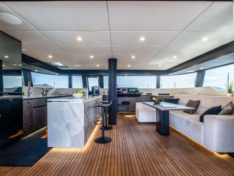 Hire Luxury Yacht Sunreef with a boat licence