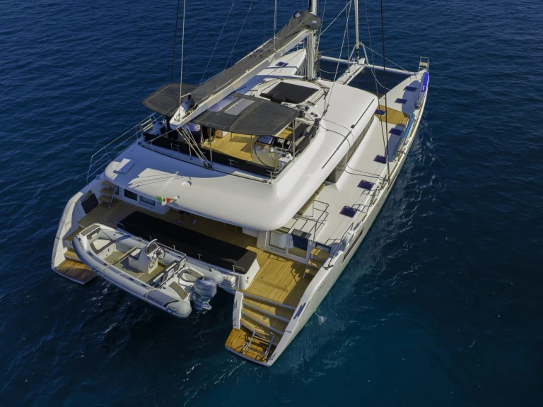 Hire Luxury Yacht Lagoon with a boat licence