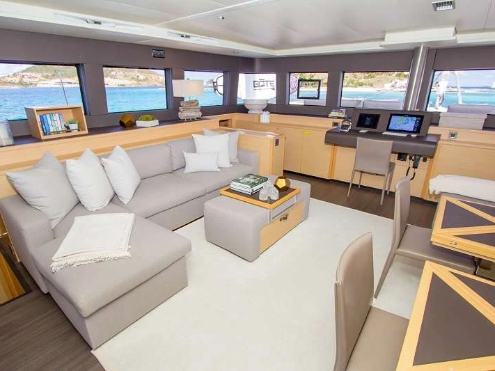 Hire Luxury Yacht Lagoon with a boat licence